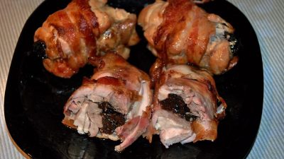 Куриные рулетики с черносливом в вине