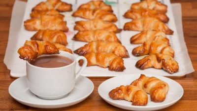 Рогалики с мармеладом на сметане и масле