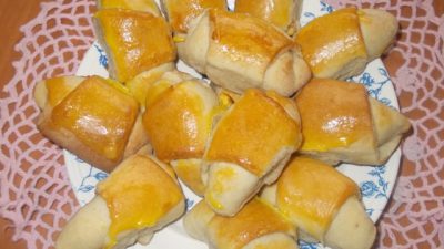 Рогалики с мармеладом из песочного теста на сметане