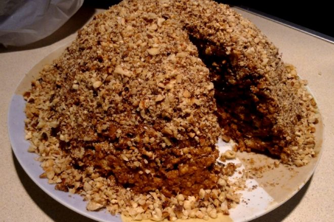 Торт «Муравейник» из готового печенья с орехами