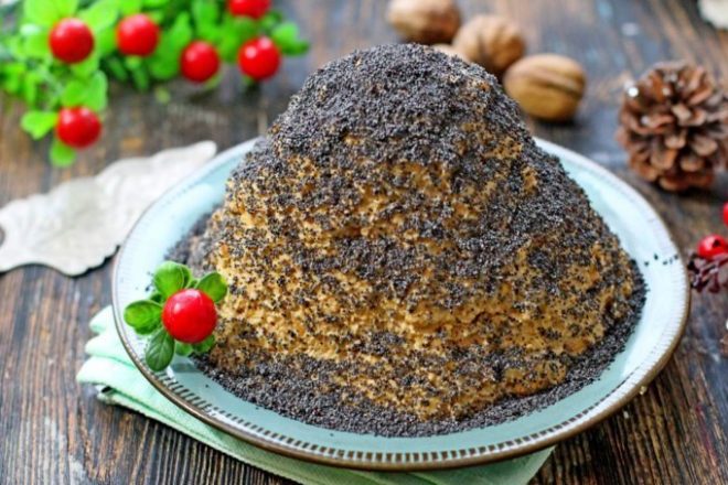 Торт «Муравейник» из печенья со сгущенкой и орехами