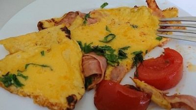 Омлет с йогуртом и беконом