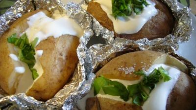 Запеченный картофель со сметанным соусом в мультиварке