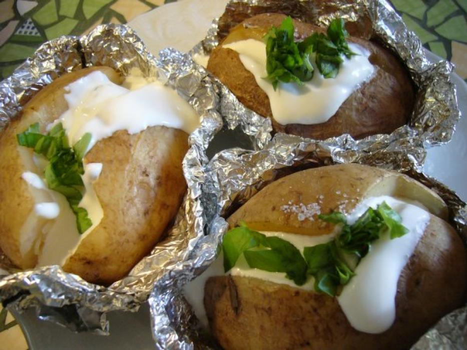 Как запечь картофель в духовке в фольге со сметаной