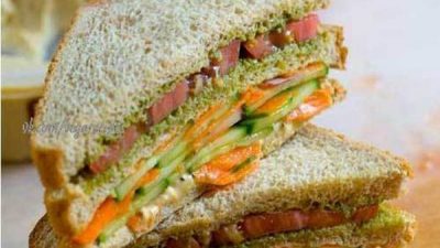 Двухэтажный сэндвич с помидорами и хумусом