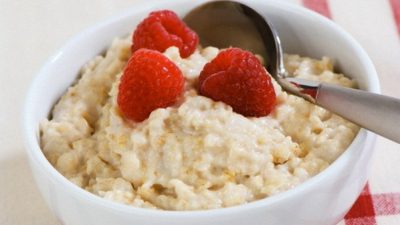 Овсяная каша с молоком и маслом на завтрак