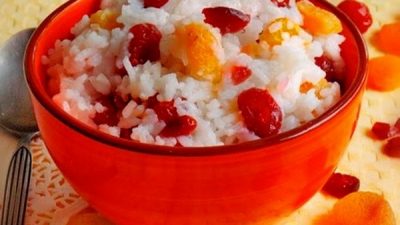 Рисовая каша на воде с сухофруктами и медом