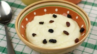 Манная каша на молоке и воде с сухофруктами