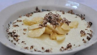 Сладкая манная каша с шоколадом и бананом