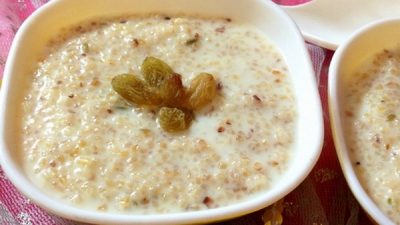 Сладкая пшеничная каша на молоке с маслом