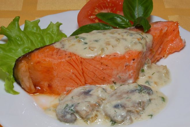 Запеченный лосось в сливочном соусе с грибами