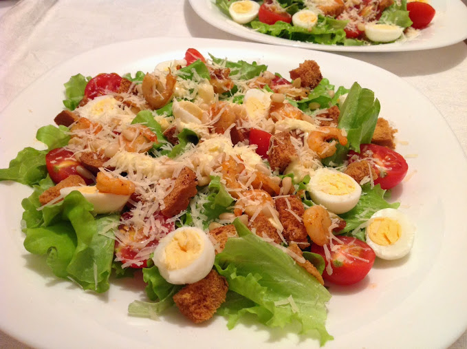 Салат цезарь с креветками и перепелиными яйцами рецепт с фото пошагово