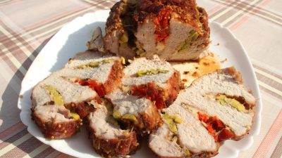 Свиной биток с сыром, авокадо и перцем на углях
