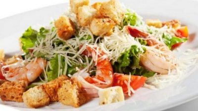 Салат «Цезарь» с маринованными креветками по-королевски