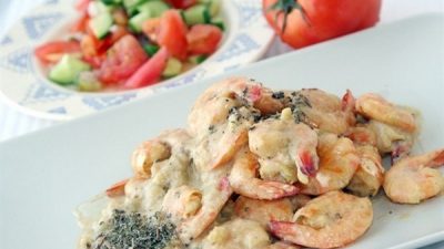 Салат «Цезарь» с креветками, яблоком и орехами
