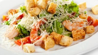 Салат «Цезарь» с морепродуктами и чесночным соусом