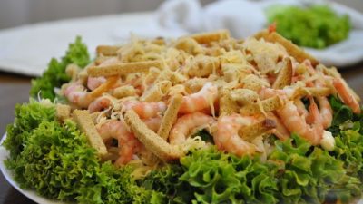 Салат «Цезарь» с креветками, крабовыми палочками и огурцом