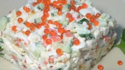 Салат «Цезарь» с креветками, крабовыми палочками и икрой