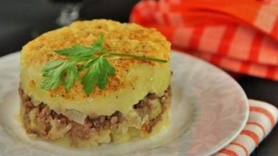 Картофельная запеканка с говяжьим фаршем и сыром в духовке