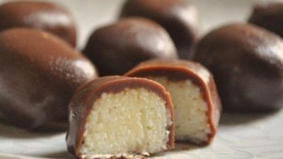 Творожные шарики с курагой и орехами в шоколаде