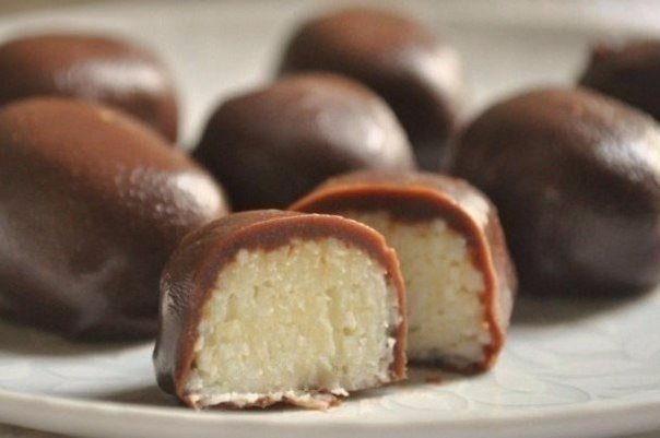 Творожные шарики с курагой и орехами в шоколаде