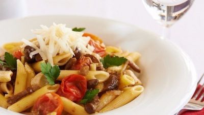 Пенне с куриным филе, грибами и пармезаном