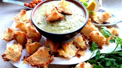 Чесночный суп на овощном бульоне с крутонами