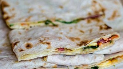 Бутерброды с колбасой и сыром в лаваше