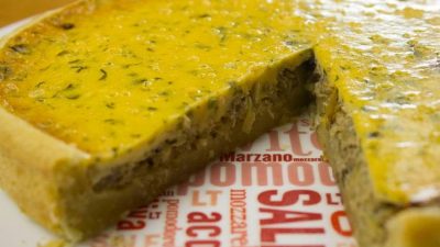 Заливной пирог с рыбными консервами и зеленью