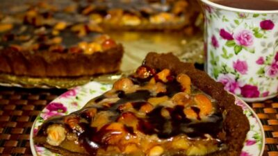 Шоколадно-сливочный тарт с орехами