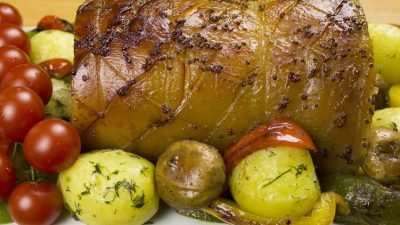 Праздничный рулет из подчеревка с картофелем и грибами
