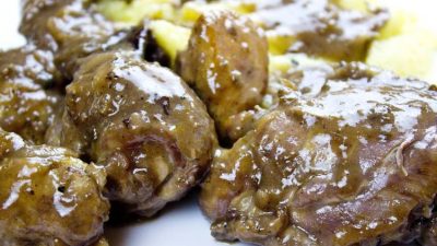 Курица в винном соусе с черносливом и чесноком