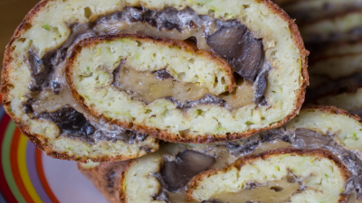 Закусочный кабачковый рулет с грибами и сыром