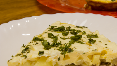 Омлет с картофелем, луком и сыром