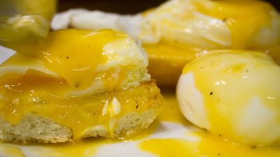 Яйца-пашот с голландским соусом по рецепту Рамзи