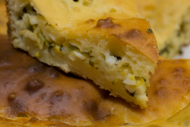 Заливной пирог на кефире с зеленым луком и яйцом в духовке