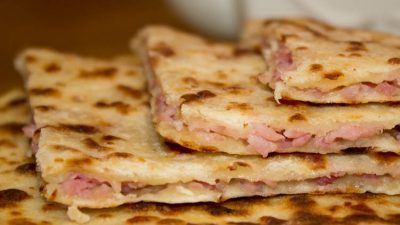 Быстрые сырные лепешки с ветчиной на кефире