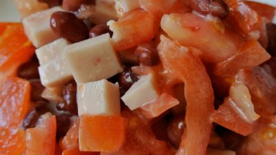Быстрый салат с фасолью, ветчиной и помидорами