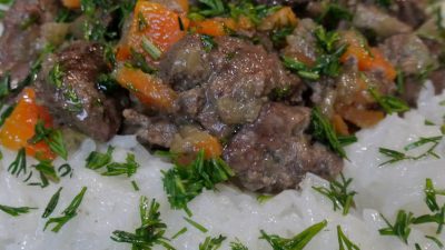 Тушеная куриная печень с морковью и яблоком