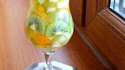 Фруктовый крюшон с шампанским