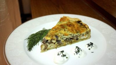 Киш Лорен с курицей, шампиньонами и зеленью