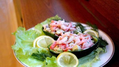 Салат из креветок и помидоров в авокадо