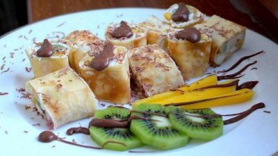 Роллы из блинов с творогом, манго, грушей и киви