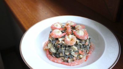 Салат из креветок с морской капустой и яйцами
