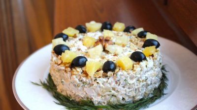 Салат с ананасами и курицей и кедровыми орешками: рецепт с фото