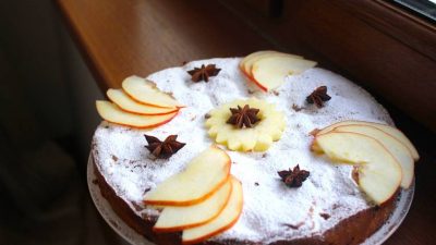 Яблочная шарлотка с корицей и ванильным сахаром в духовке