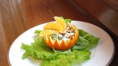 Салат с курицей и черносливом в апельсине