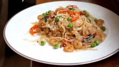 Фунчоза с креветками, грибами и зеленым горошком