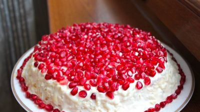 Салат «Красная шапочка» с куриной грудкой и орехами