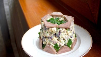 Салат с языком, фасолью и яйцами